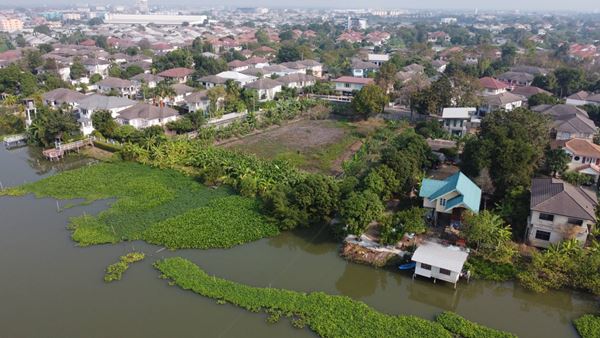 ขายที่ดินติดริมน้ำ เนื้อที่ 2 ไร่ 3 งาน 44 ตร.ว. ในหมู่บ้าน มณีรินทร์ เลค แอนด์ ลากูล รังสิต-ปทุมธานี อำเภอเมืองปทุมธานี โทร 0938141475